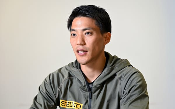やまがた・りょうた　1992年、広島県生まれ。慶応義塾大学卒業。現在はセイコー社員アスリートとして活動する。2016年のリオデジャネイロ五輪男子400メートルリレーで銀メダル獲得。21年に100メートル9秒95の日本記録を樹立した