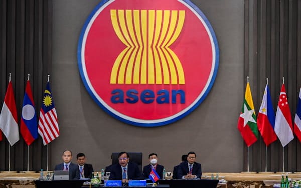 ASEAN外相特別会議で話す議長国カンボジアのプラク・ソコン副首相兼外相（27日、ジャカルタ）＝ロイター