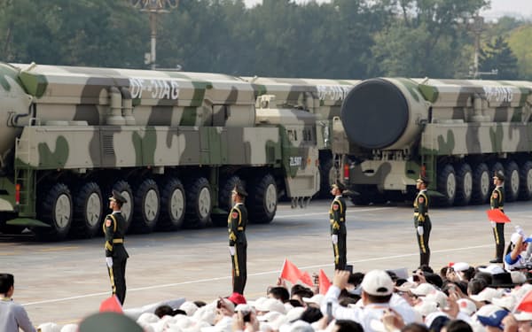 核弾頭やミサイルの開発に先端半導体は欠かせない。（北京・天安門広場前をパレードする大陸間弾道ミサイル。2019年）＝ロイター