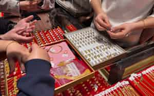 金の値上がりで装飾品の需要は減っている(1月、広東省深圳市) 金の値上がりで装飾品の需要は減っている(1月、広東省深圳市)