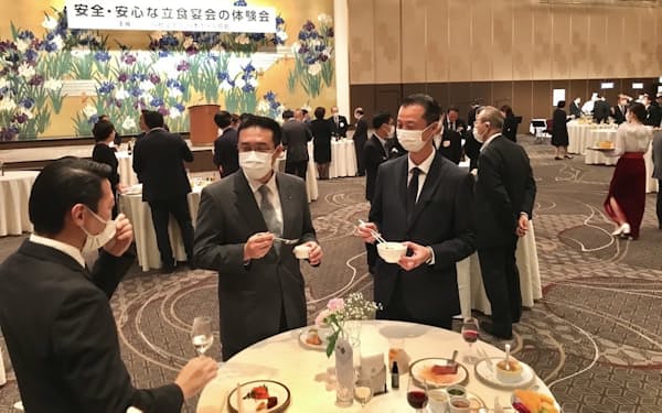 リーガロイヤルホテルで「安全・安心な立食宴会の体験会」が開かれた（大阪市）