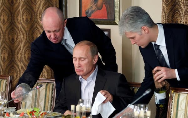 ロシアの民間軍事会社「ワグネル」の創設者エフゲニー・プリゴジン氏（左）はプーチン大統領（中央）に近いとされる（写真は2011年11月、モスクワ）＝ロイター