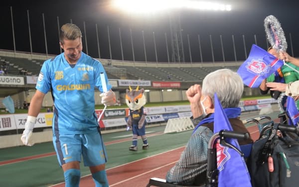 試合後、Ｊ３カターレ富山の選手と交流する高齢者たち