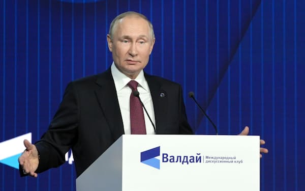 ロシアのプーチン大統領は有識者が参加した会合で演説した（27日、モスクワ郊外）＝ＡＰ