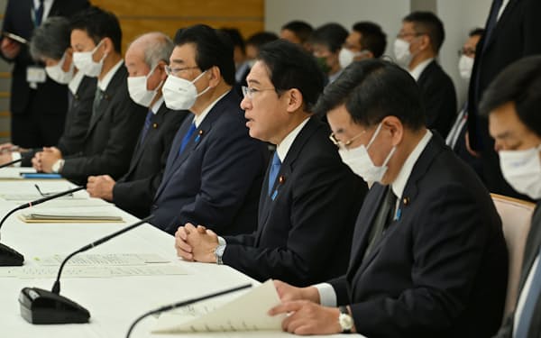 政府与党政策懇談会であいさつする岸田首相（28日午前、首相官邸）