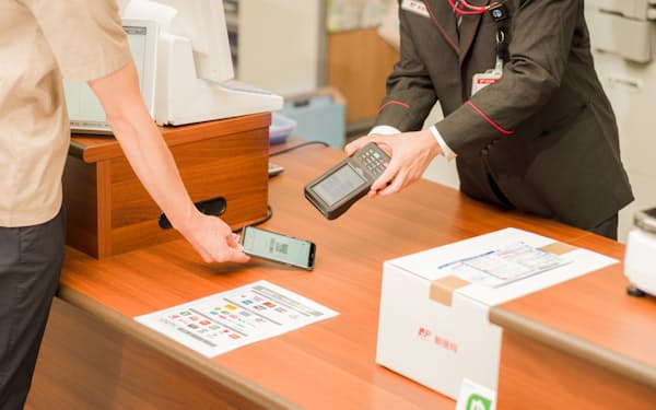 日本郵便は全直営郵便局にキャッシュレス決済を導入する