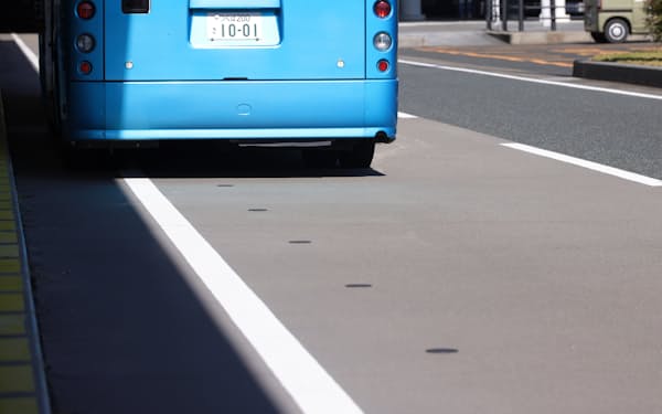 自動運転バスの実証実験で設置された磁気マーカ（28日、愛知県常滑市）