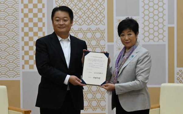 東京都と山梨県はグリーン水素の活用促進に向けた合意書を締結した（28日、都庁）