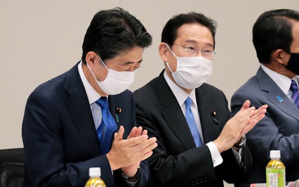 岸田首相は折に触れて安倍氏㊧から意見を聞いていた（2021年、国会内）