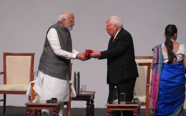 スズキのインド事業40周年の記念式典に参加したモディ首相㊧（８月28日、西部ガンディナガル）