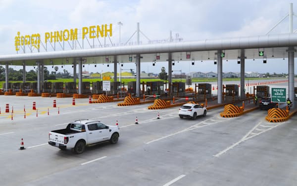 　カンボジアの首都プノンペンで高速道路の試験走行に向かう車＝21日（共同）