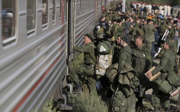 部分動員令の発令後に徴兵され列車に乗り込む男性（９月29日、ロシア南西部ボルゴグラード州）＝ＡＰ