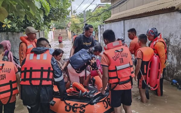 ゴムボードを使って住民の救助活動が実施されている（29日、フィリピン南部）=フィリピン沿岸警備隊提供・AP

