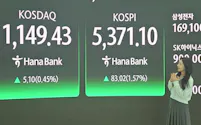 韓国KOSPIは最高値を連日で更新した(4日、ソウル市内のハナ銀行のディーリングルーム)=安成福撮影