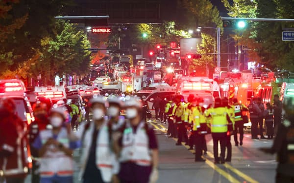 ソウルの繁華街・梨泰院で発生した事故で、現場周辺にあつまった多くの救急車両（30日）＝ロイター