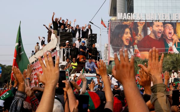 パキスタンで早期の総選挙実施を求めるカーン前首相らの行進（28日、ラホール）＝ロイター