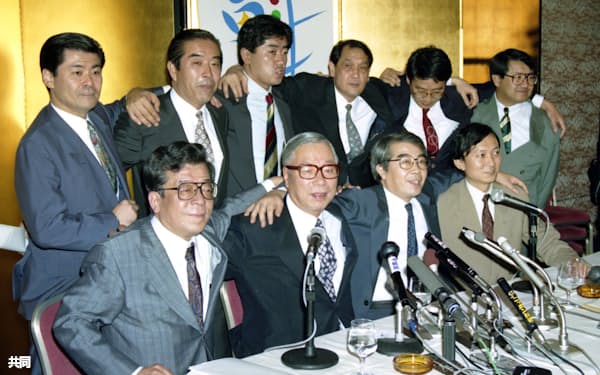 1993年6月、新党さきがけを結党し記者会見で写真に納まる武村正義代表(前列左から2人目)ら=共同