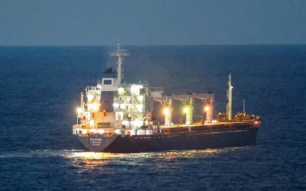 黒海を航行するウクライナ産穀物を積んだ輸送船（８月）＝ロイター