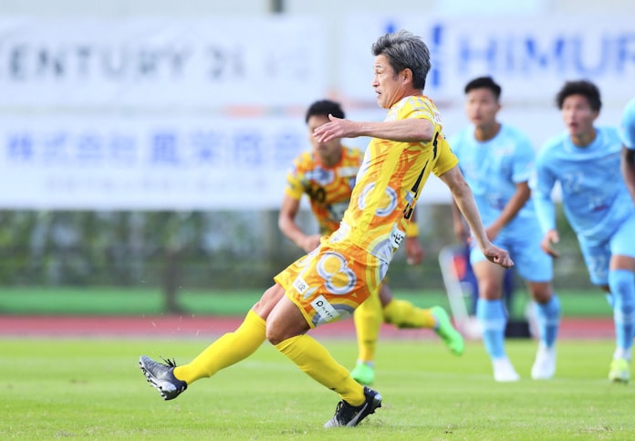 鈴鹿 カズが今季初ゴール 55歳246日 Jfl最年長記録 日本経済新聞 鈴鹿 カズが今季初ゴール 55歳246日 Jfl最年長記録 日本経済新聞