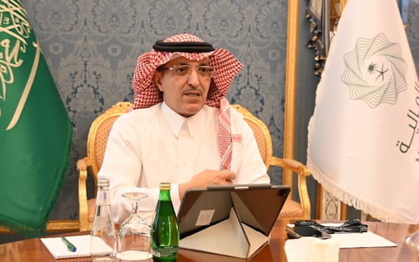 インタビューに答えるサウジアラビアのジャドアーン財務相（10月27日、リヤド）