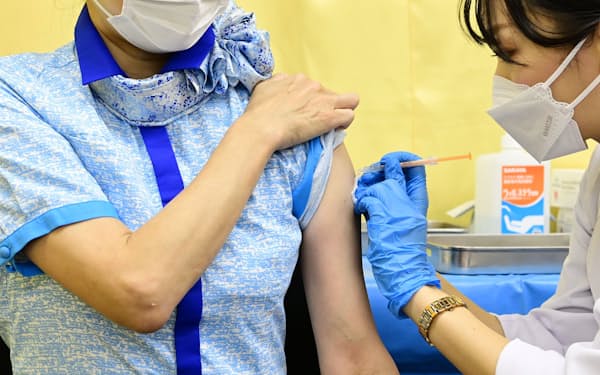 新型コロナウイルスのオミクロン型に対応したワクチンの職場接種を受けるANAの社員（17日、羽田空港）