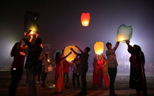 インドの西ベンガル州ライガンジで、ディワリを祝ってランタンを飛ばす人々。宗教の枠を超えて5日間にわたって祝われるこの「光の祭典」は、米国の感謝祭やクリスマスに匹敵する、インドにおける最大規模の祭りだ（Photograph by Rupak de Chowdhuri, Reuters）