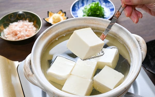 沸騰しないように加熱していけば、豆腐はかたくなりにくい=佐藤　圭一郎撮影