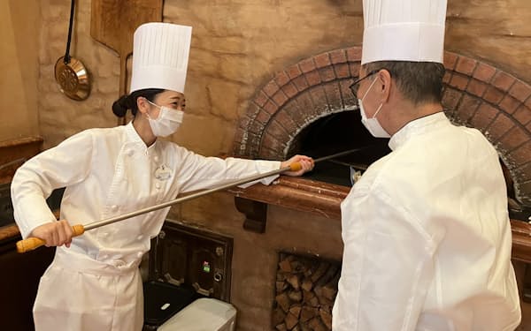 若い調理師は施設内にあるレストランでも料理を学んでいる（千葉県浦安市）