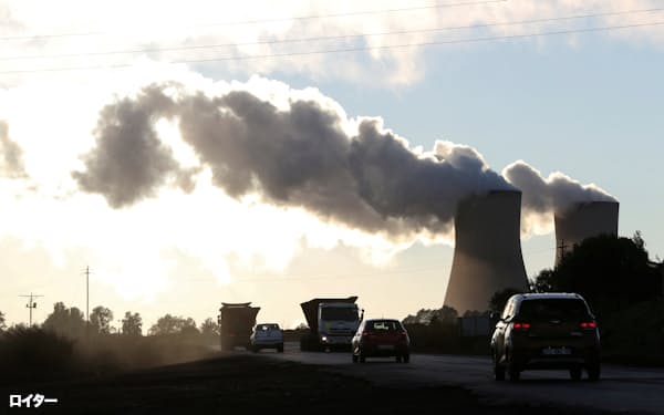 南アフリカの石炭火力発電所。途上国への環境関連の投資は完全に干上がっている=ロイター
