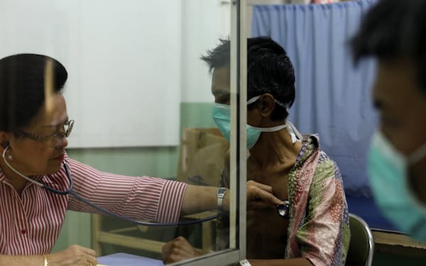 インドネシアの医療テックスタートアップKlinik Pintarは、診療所にプラットフォームを使ってもらい運営や薬や機器の調達をサポートする（写真はインドネシアの診療所で診察を受ける患者＝ロイター）