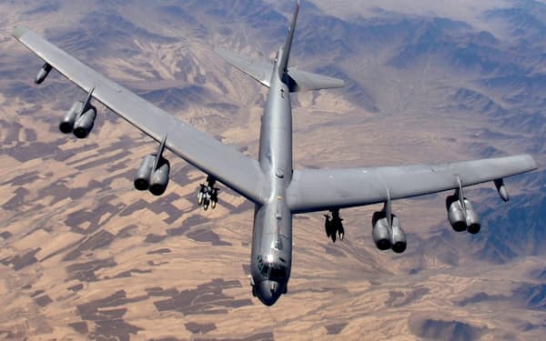 米軍の戦略爆撃機Ｂ５２＝米空軍提供・ロイター