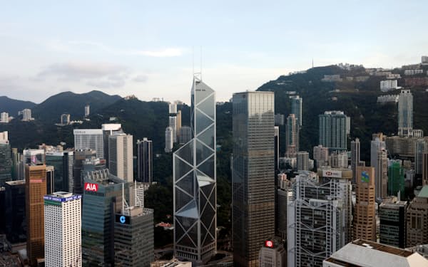 香港は人材流出に見舞われ金融ハブの地位が揺らぐ（金融街の中環）＝ロイター
