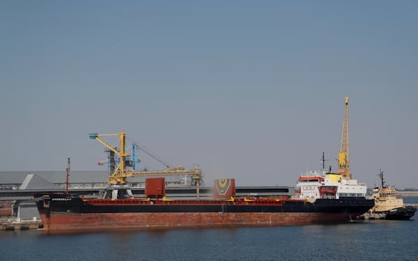 穀物輸出を再開したウクライナ南部オデッサ港の貨物船（8月）＝ロイター
