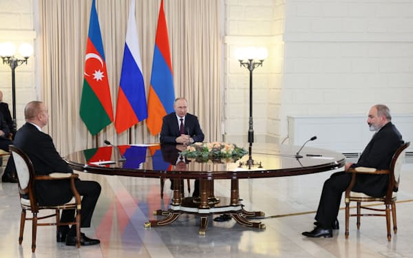 ３１日、ロシア、アルメニア、アゼルバイジャンは首脳会談を開催した＝ロイター