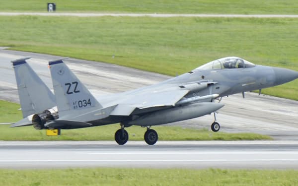 米軍のF15戦闘機（2017年5月、沖縄県の米空軍嘉手納基地）=共同