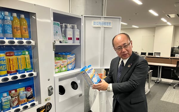 長崎県内に設置する予定の衛生用品備蓄自販機（１日、長崎県庁）