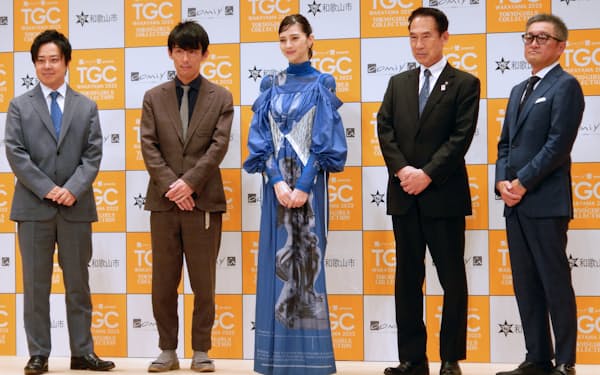 和歌山市で2023年2月に東京ガールズコレクション開催を発表した関係者（右から2人目が尾花正啓和山市長、中央は登場するモデルの中条あやみさん）