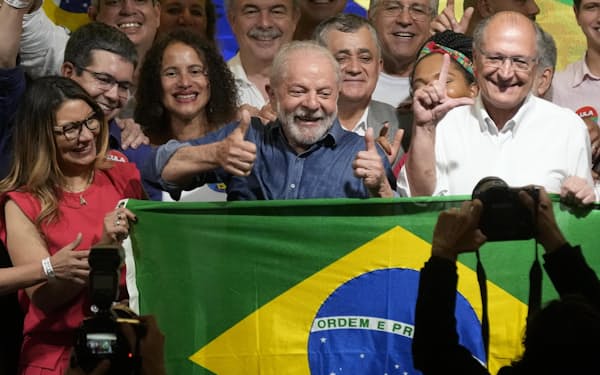 　ブラジル大統領選での勝利を喜ぶルラ元大統領（前列中央）と妻（同左）＝30日、サンパウロ（AP）