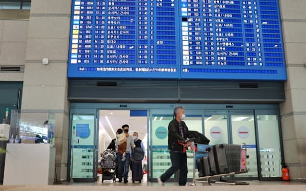 1日、韓国の仁川国際空港に到着した旅行客