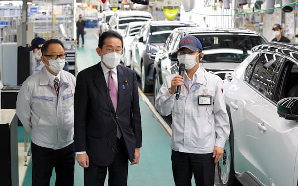 トヨタ自動車の元町工場を視察する岸田文雄首相。左は同社の豊田章男社長（17日、愛知県豊田市）＝代表撮影