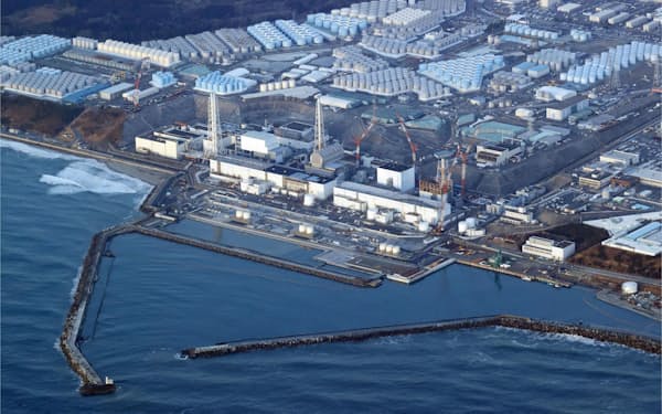 処理水をためたタンクが並ぶ東京電力福島第1原発＝共同