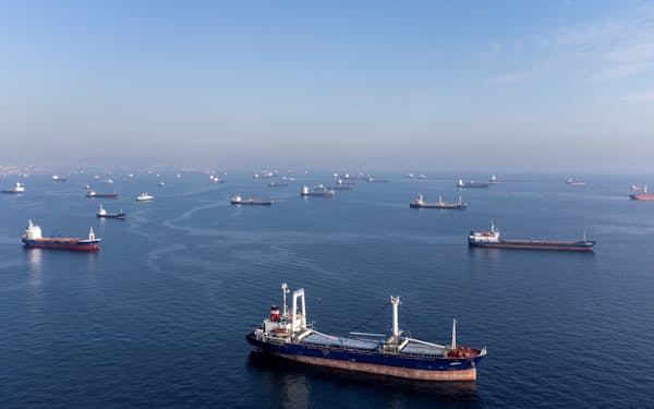 ボスポラス海峡の通過を待つ貨物船（10月31日、イスタンブール）＝ロイター