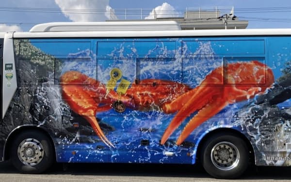 ＪＲ福井駅と漁港を結ぶ「越前がにバス」は今年からバス停を増設。観光客がカニ料理を探訪しやすくする