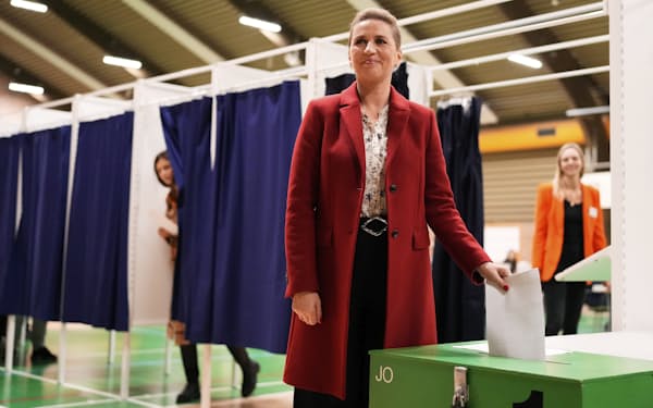 デンマーク議会選で投票するフレデリクセン首相（１日）＝ＡＰ