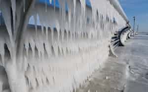 海水が柵に付いてできたつらら 海水が柵に付いてできたつらら