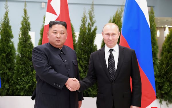 ロシアのプーチン大統領（右）と握手する北朝鮮の金正恩（キム・ジョンウン）総書記（2019年、ロシア極東ウラジオストク）