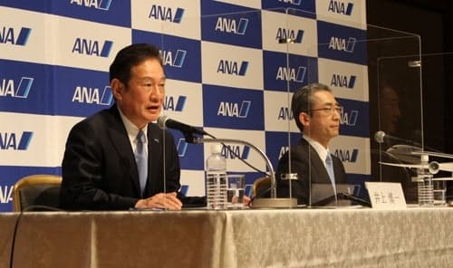 22年、ANAの社長に就いた井上慎一氏（左）はピーチ時代、そしてANA復帰後も轟木氏を重用した
