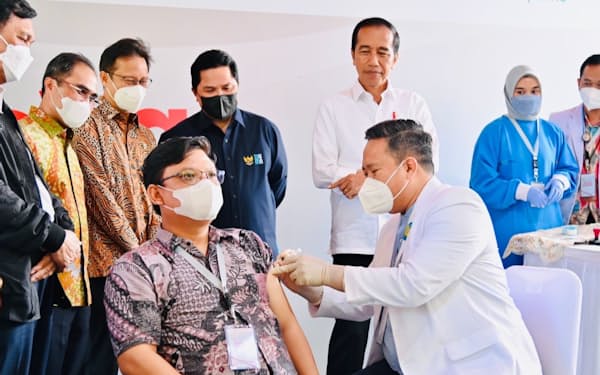 インドネシアのジョコ大統領は新型コロナの国産ワクチンの接種を視察した（10月13日、西ジャワ州）＝同国大統領府ホームページ