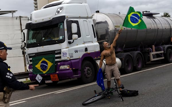 ボルソナロ氏の敗北に抗議する支持者（１日、ブラジル南部サンパウロ州）＝ロイター