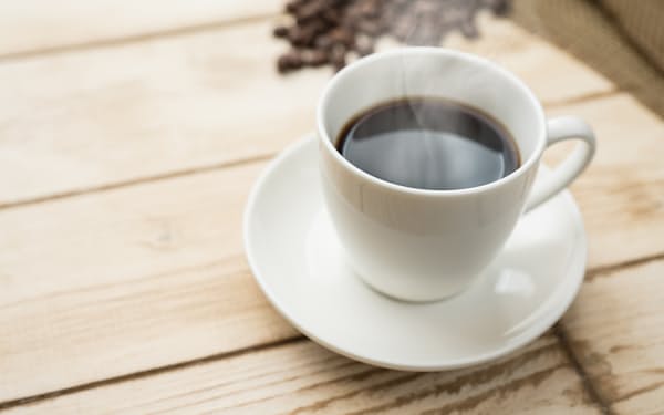 コーヒーを飲む習慣がある人は血管の機能が良好であることが、高血圧患者を対象とした研究で分かりました。（写真はイメージ=PIXTA）